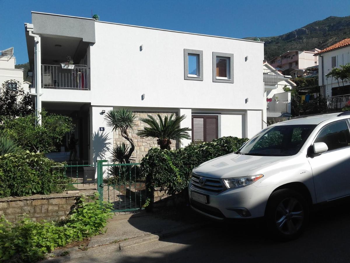 Guest House Djonovic Petrovac Екстериор снимка