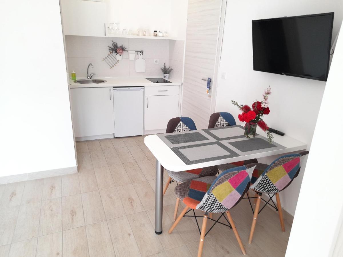 Guest House Djonovic Petrovac Екстериор снимка