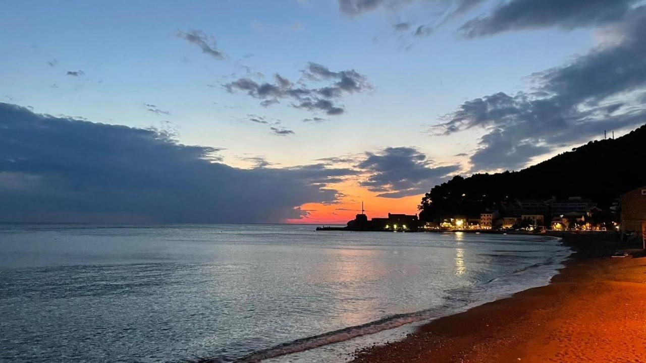 Guest House Djonovic Petrovac Екстериор снимка