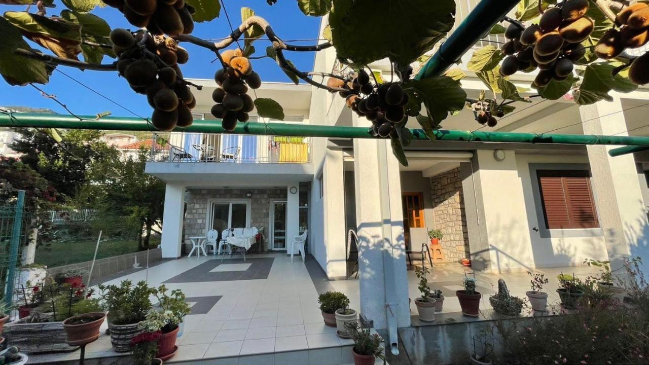 Guest House Djonovic Petrovac Екстериор снимка
