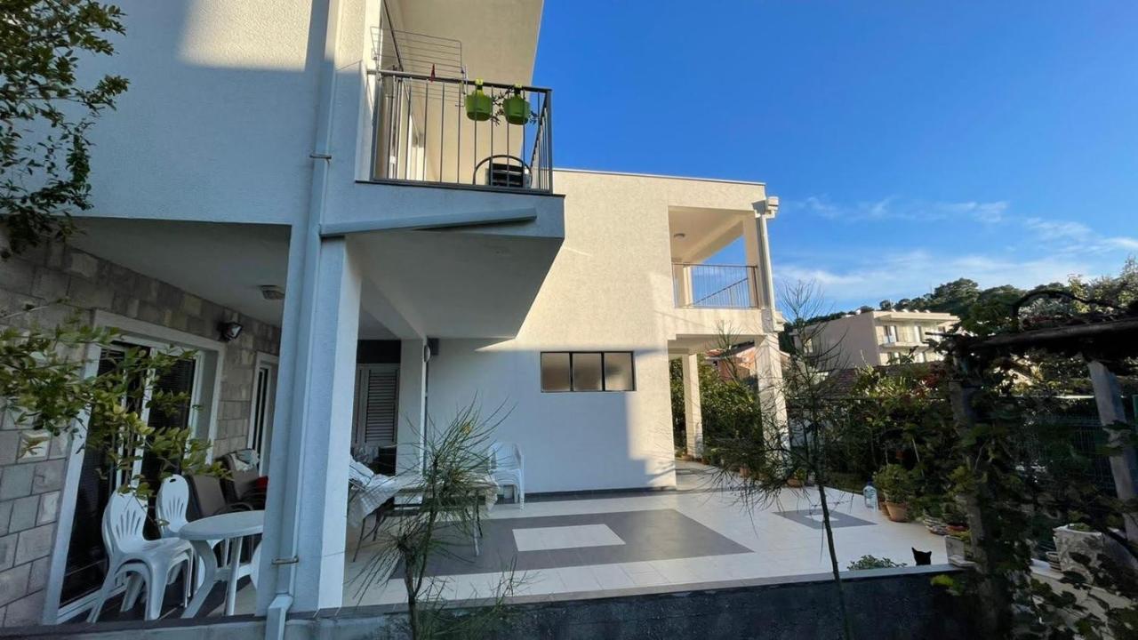 Guest House Djonovic Petrovac Екстериор снимка