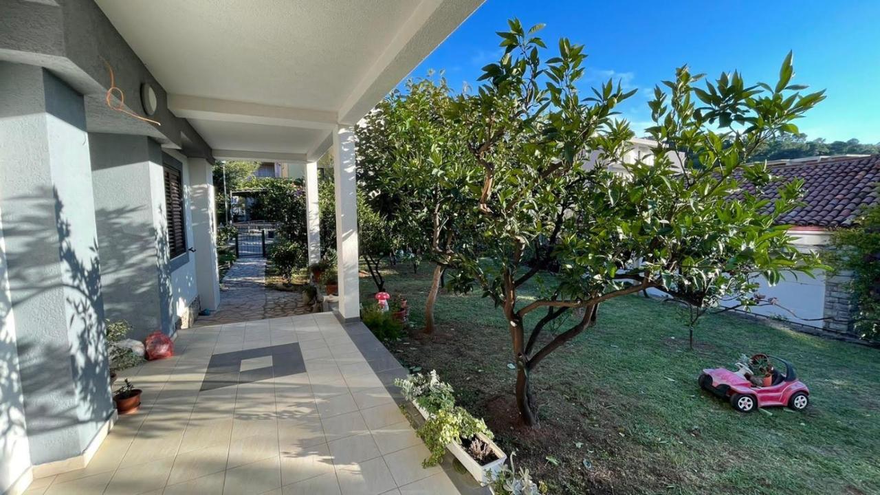 Guest House Djonovic Petrovac Екстериор снимка