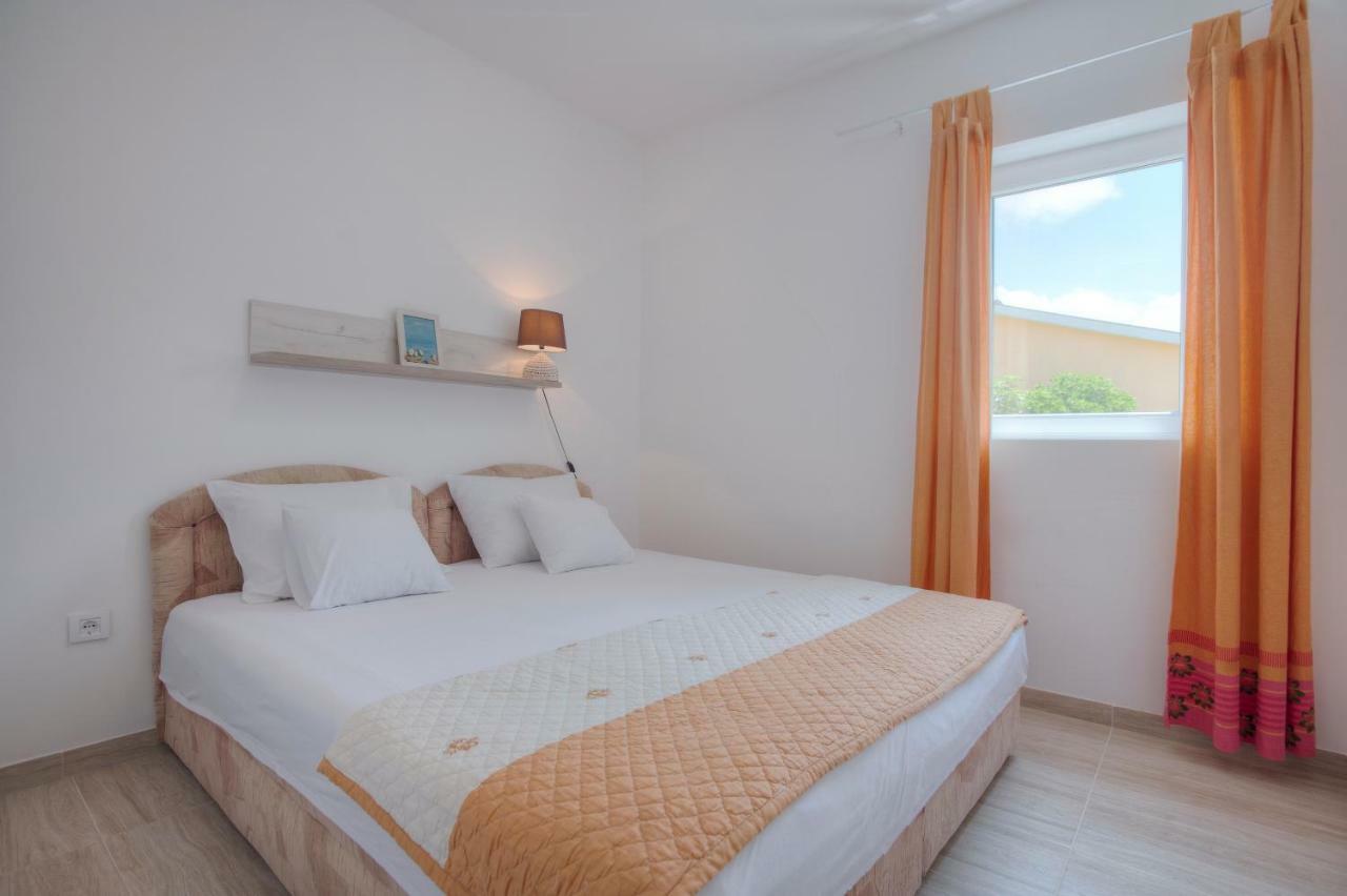 Guest House Djonovic Petrovac Екстериор снимка