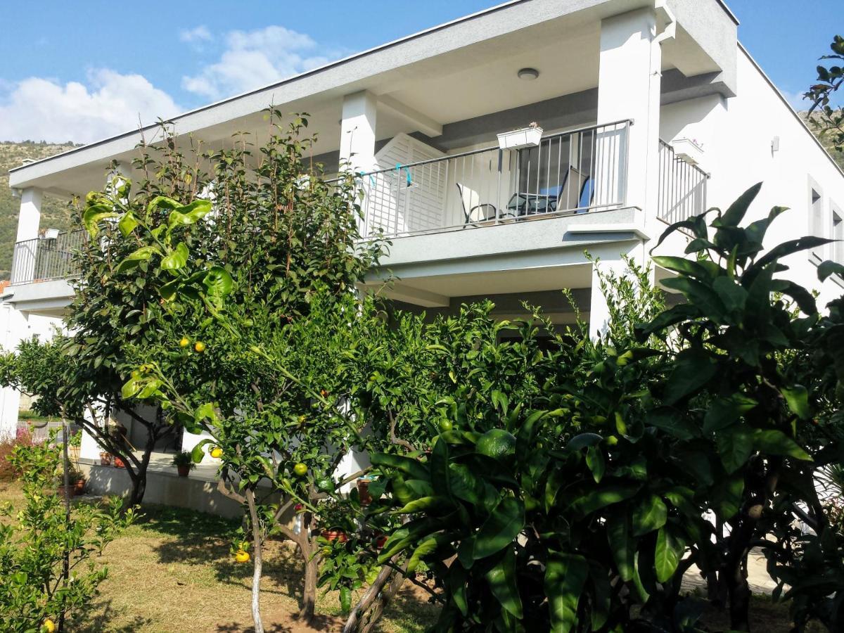 Guest House Djonovic Petrovac Екстериор снимка